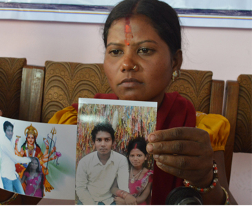 पतिले छाडेपछि… (फोटो फिचर)