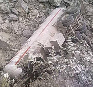 नदीमा खसेको ग्याँस ट्यांकरमा आगो