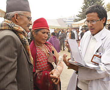 टुँडिखेलमा बिरामीको उपचार (नौ तस्वीर)