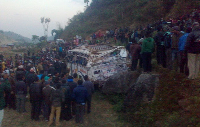 अर्घाखाँचीमा बस दुर्घटना हुँदा ३ को मृत्यु, ४२ घाइते