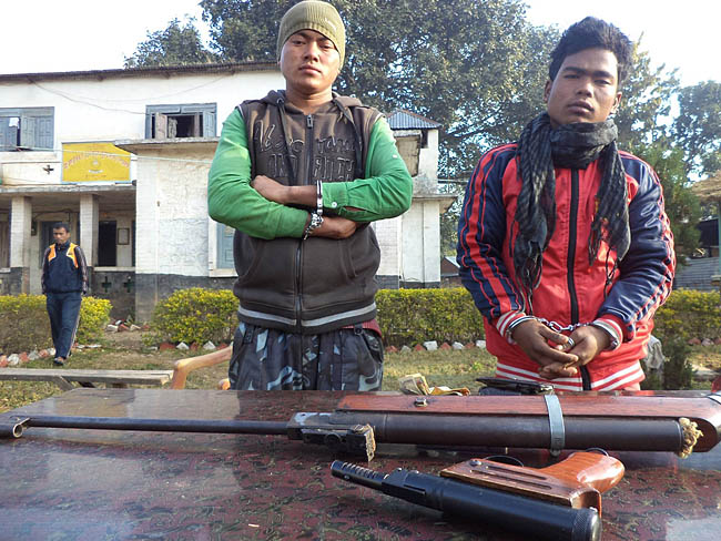 दाङमा हतियारसहित दुई युवा पक्राउ