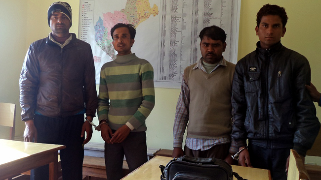 रिचार्ज कार्ड चोर्ने ४ पक्राउ