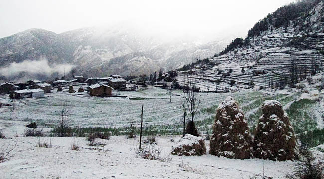 हिमपातका कारण सात जिल्लाको यातायात अवरुद्ध