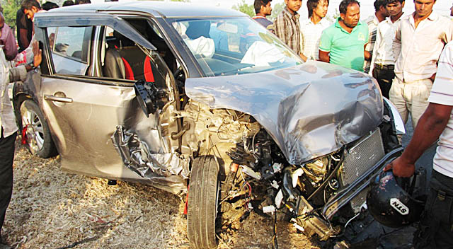 जन्तीबाट फर्कदै गरेको कार दुर्घटनाग्रस्त