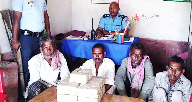 १८ किलो चरेस सहित चार भारतीय पक्राउ