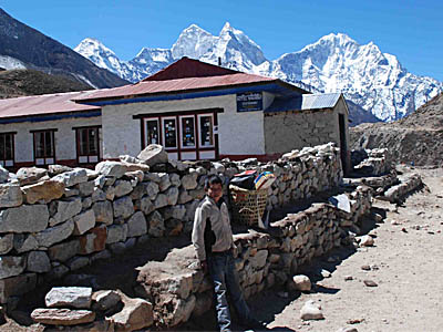 शिक्षाका लागि भरिया बनेका हिमाली बालक