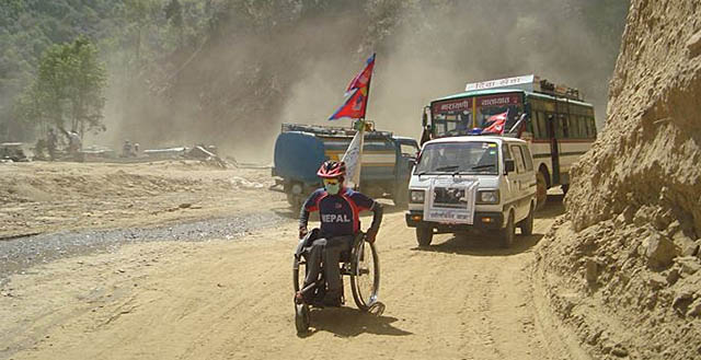 स्पाइनल इन्जुरी भएका तामाङ ह्वीलचेयरमा काभ्रेदेखि लुम्बिनीसम्म