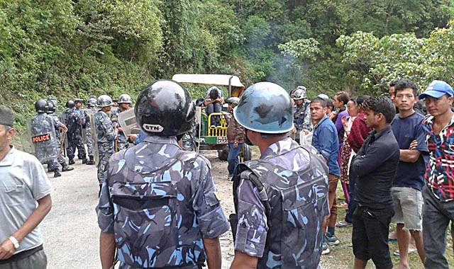 १७ घण्टा अवरुद्ध सडक खुल्यो