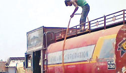 हवाई इन्धन चोरी गर्ने तीनजना पक्राउ