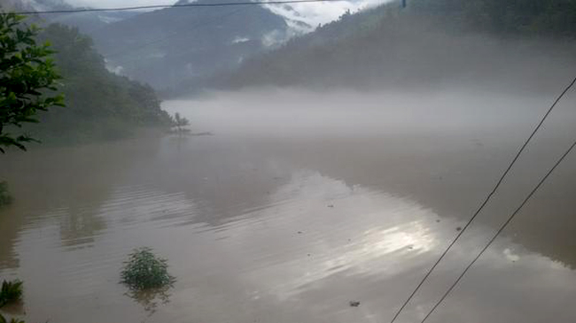 पहिरोले सुनकोसी थुनियो, लामोसाँघुदेखि दोलालघाटसम्मका बासिन्दाले घर छोडे