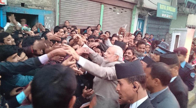 मोदी होटल जाँदै गर्दा बीचमै ‌ओर्लिए