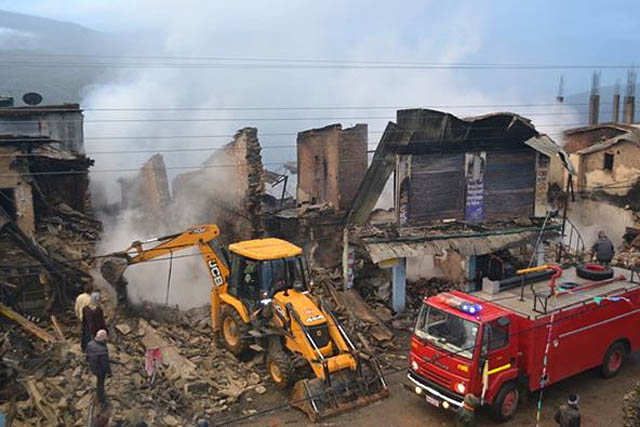 डडेल्धुरा सदरमुकामको आगलागी ११ घन्टापछि नियन्त्रणमा, अर्बौंको क्षति