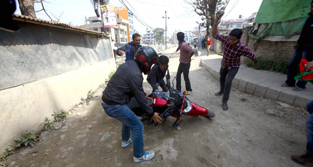 बन्दले जनजीवन कष्टकर, ठाँउ–ठाँउमा झडप