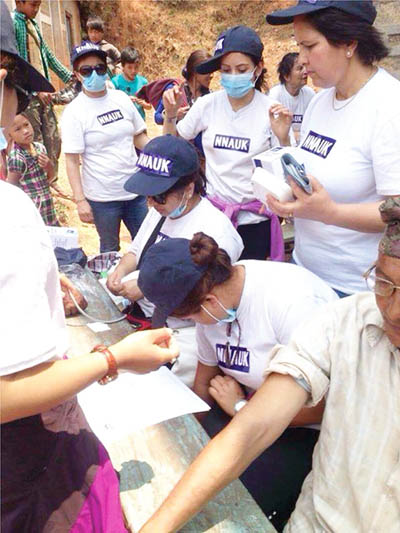 १२ वैशाखको भूकम्पपछि सिन्धुपाल्चोकमा घाइतेको उपचार गर्दै बेलायतमा कार्यरत नेपाली नर्स।