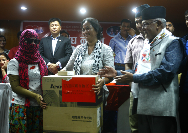 घाइतेको उपचार गरेका नर्सलाई बेलायतमा सम्मान गरिंदै । तस्वीरः एभरेष्ट गौतम