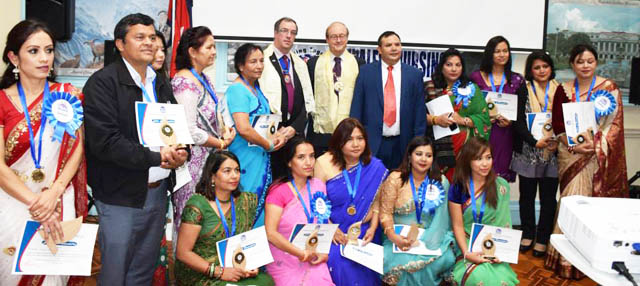 घाइतेको उपचार गरेका नर्सलाई बेलायतमा सम्मान गरिंदै । तस्वीरः एभरेष्ट गौतम