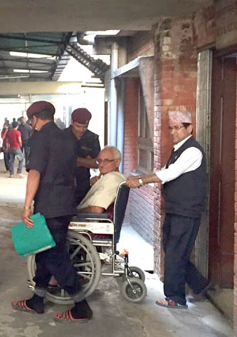 अख्तियारको नियन्त्रणमा रहेका  पत्रकार कनकमणि दीक्षितलाई १२ वैशाख बिहान   मुटुको परीक्षण (इसीजी) का लागि वीरअस्पतालको 'ल्याव'मा लगिंदै । 